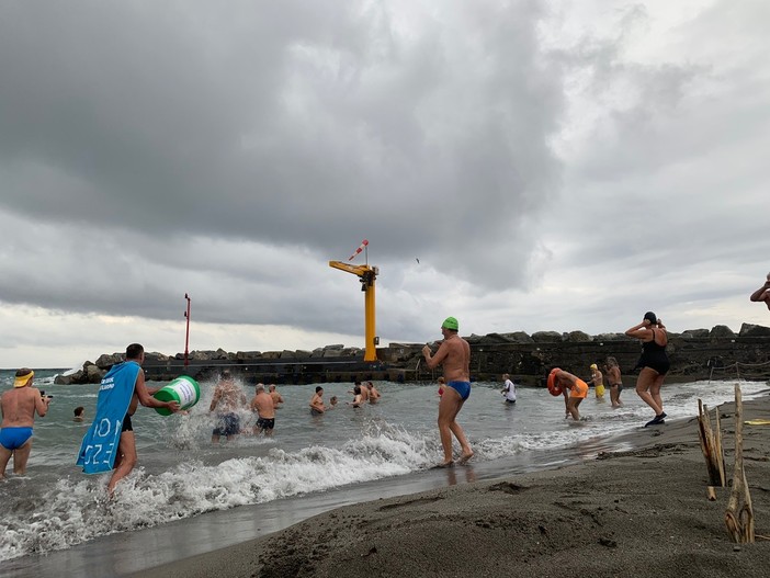 Bogliasco, 30 temerari hanno affrontato il primo cimento invernale sotto la pioggia