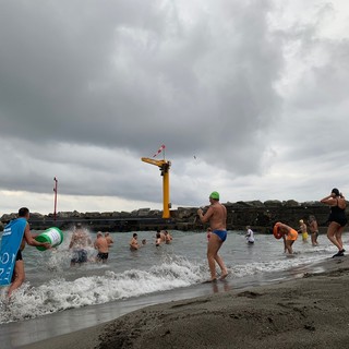 Bogliasco, 30 temerari hanno affrontato il primo cimento invernale sotto la pioggia