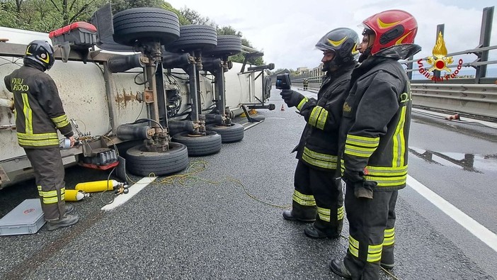 Cisterna ribaltata sulla A10, ancora disagi e chilometri di code