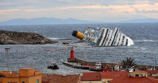 Naufrago della Concordia condannato al pagamento delle spese legali, Codacons salda il debito con 30 chili di monete