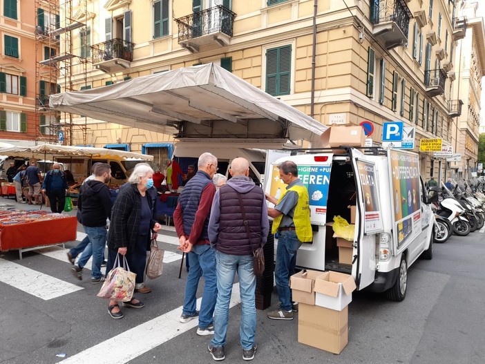 Dal 7 maggio torna nelle piazze genovesi il camioncino green di Amiu