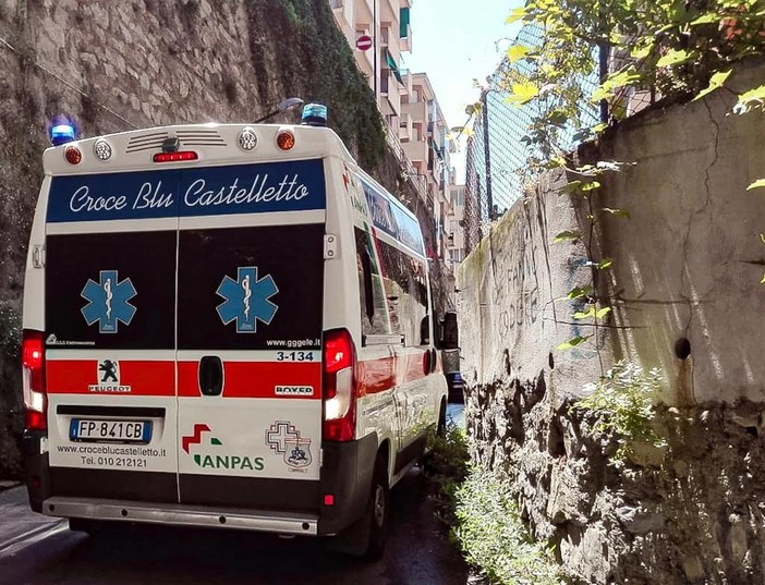 Anziano cade in strada a Castelletto e si mutila il piede