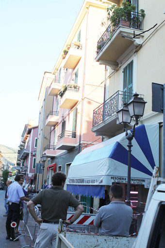 Alassio: cadono calcinacci, paura in via Dante (foto)