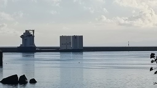 Choc a Ponente: la nave dei cassoni della diga è arrivata al porto di Pra', contrariamente a ogni impegno. Servono spiegazioni immediate