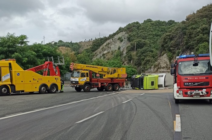 Camion ribaltato sulla A10 tra Varazze e Arenzano: mezzo pesante spostato per far defluire il traffico (FOTO)