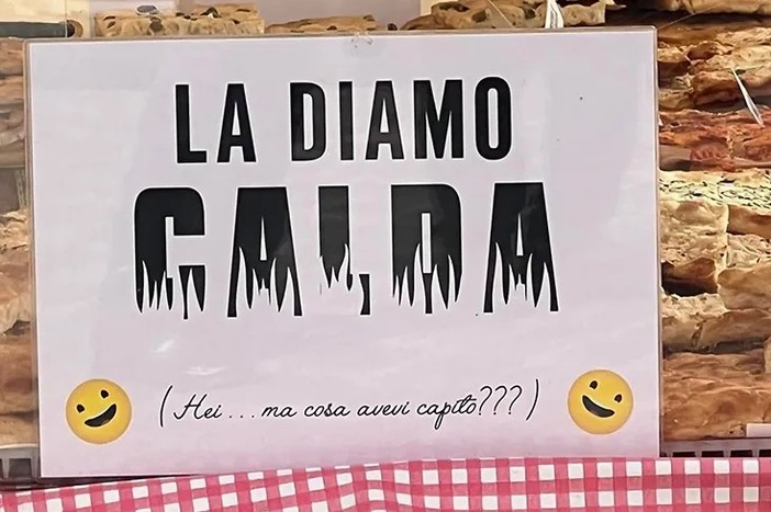 “La diamo calda”, cartello sessista nello stand che promuove la focaccia di Recco: parte l’esposto