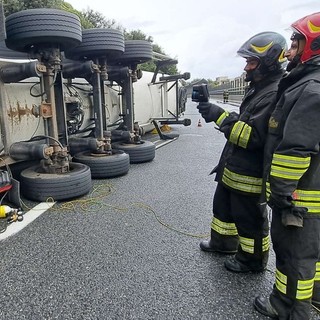 Cisterna ribaltata sulla A10, ancora disagi e chilometri di code