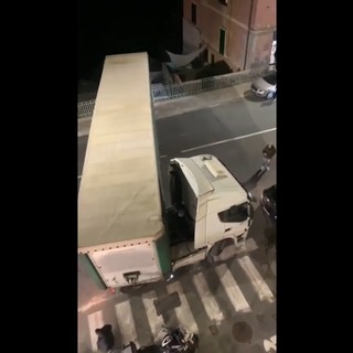 Imprudente inversione a U, camion incastrato nella notte a Murcarolo