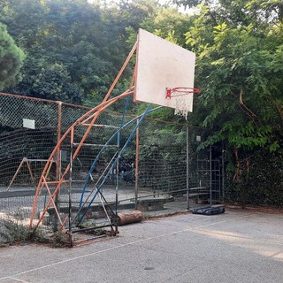 Pegli, sopralluogo del Comune al campetto da basket destinato a diventare parcheggio