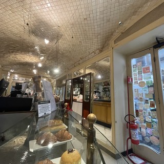 Quella tazzina dentro la “grotta di porcellana”: il Caffè degli Specchi ha 115 anni
