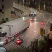 Nervi: tir non rispettano il divieto di transito sul viadotto di corso Europa (foto)