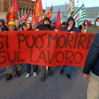 &quot;Non si può morire sul lavoro&quot;, lavoratori ex Ilva in corteo, alle 9 l'incontro con il prefetto (Foto e Video)