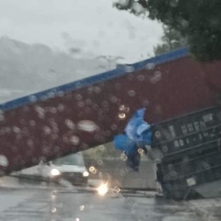 Bolzaneto, il vento scaraventa un container sulla strada