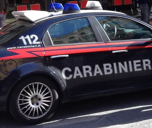 Minaccia il padre 80enne con un coltello e un bastone per estorcergli denaro: arrestato dai carabinieri