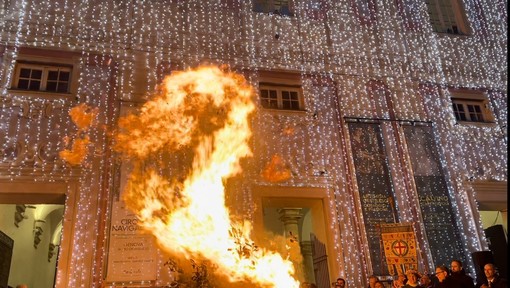 Confeugo, la fiamma non è diritta e in piazza molti ironizzano sull'anno che verrà