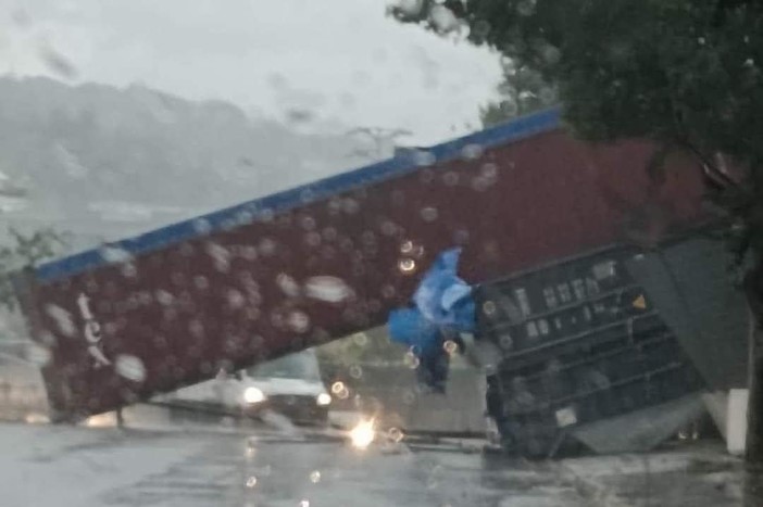 Bolzaneto, il vento scaraventa un container sulla strada