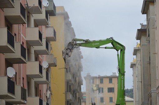 Ponte Morandi, procedono i lavori di demolizione in via Porro (VIDEO e FOTO)