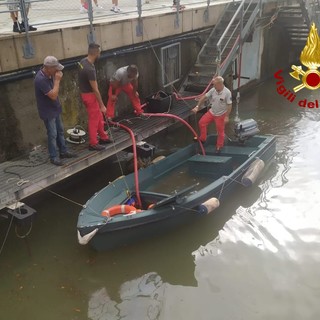 Darsena, barche piene d'acqua dopo la pioggia: intervento dei vigili del fuoco