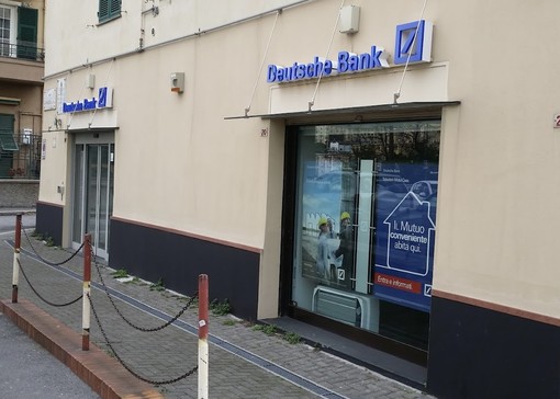 Largo S. Francesco da Paola resta senza banche: Deutsche Bank chiuderà il 24 marzo