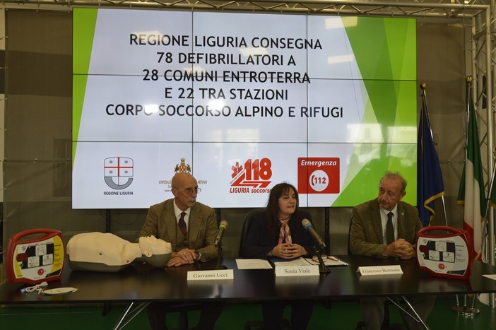 Consegnati 78 defibrillatori semiautomatici esterni a 28 Comuni dell'entroterra e a 22 stazioni del Soccorso Alpino