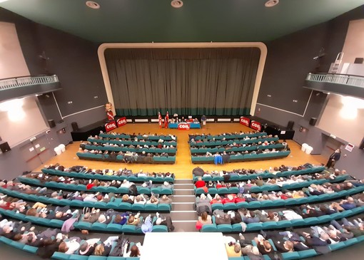 &quot;No alla manovra del Governo&quot;: al Teatro Verdi di Sestri Ponente più di 500 delegati Cgil di Genova (VIDEO)