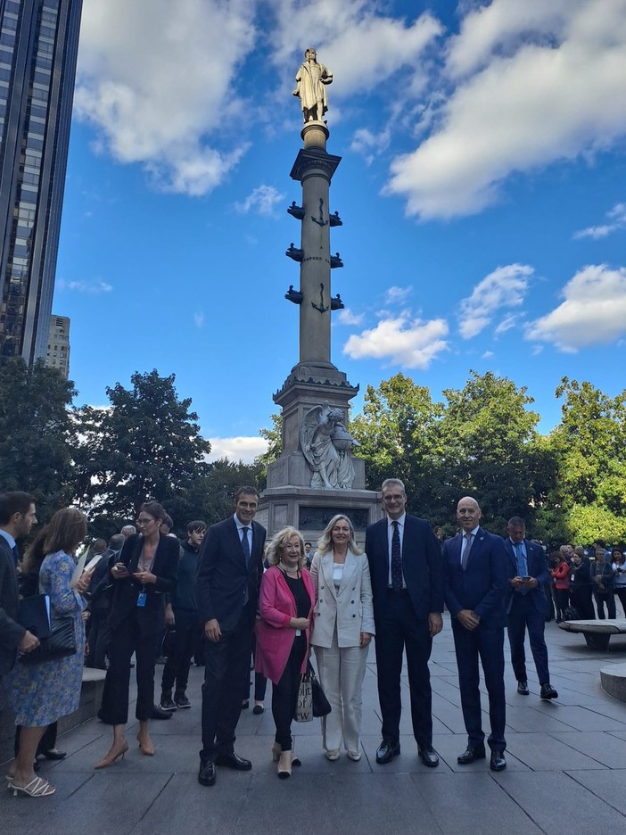 New York: l’omaggio del Comune di Genova alla statua di Colombo al Columbus Circle