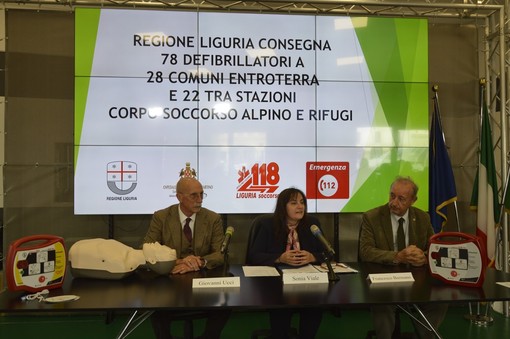 Consegnati 78 defibrillatori semiautomatici esterni a 28 Comuni dell'entroterra e a 22 stazioni del Soccorso Alpino