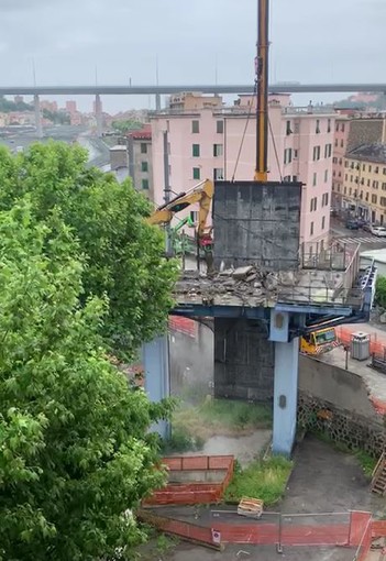 Certosa: demolizione del tronchino della metro, proteste degli abitanti per rumore e polveri (video)