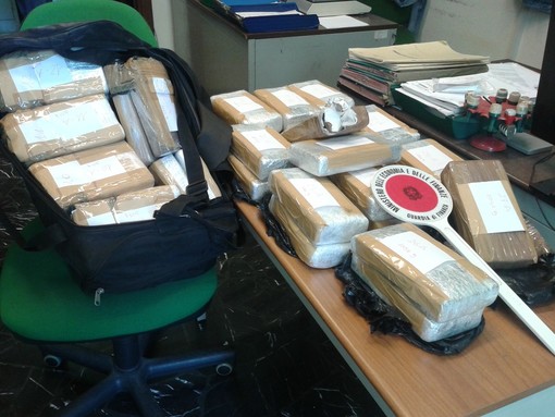 In manette due spacciatori; sequestrati 2 kg di anfetamina e 73 kg di hashish