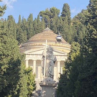 Messa in sicurezza delle alberature dei cimiteri, doppio intervento di Aster con l’elicottero