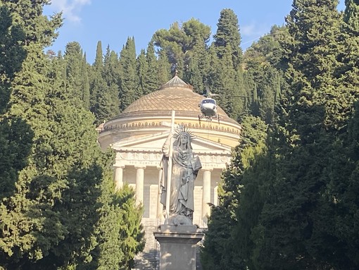 Messa in sicurezza delle alberature dei cimiteri, doppio intervento di Aster con l’elicottero