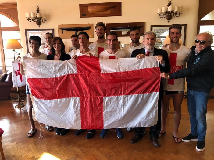 Al porto antico di Genova vanno in scena la regata del Palio remiero e la camminata di 1.500 Babbi Natale [FOTO]