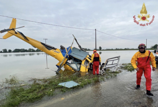 Alluvione in Emilia Romagna, precipita elicottero impegnato per guasti alla linea elettrica: quattro feriti