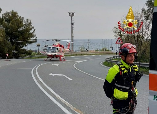 Cogoleto, cade da quattro metri mentre lavora nel suo terreno, salvato da 118 e vigili del fuoco