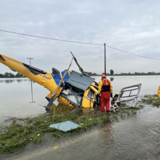 Alluvione in Emilia Romagna, precipita elicottero impegnato per guasti alla linea elettrica: quattro feriti