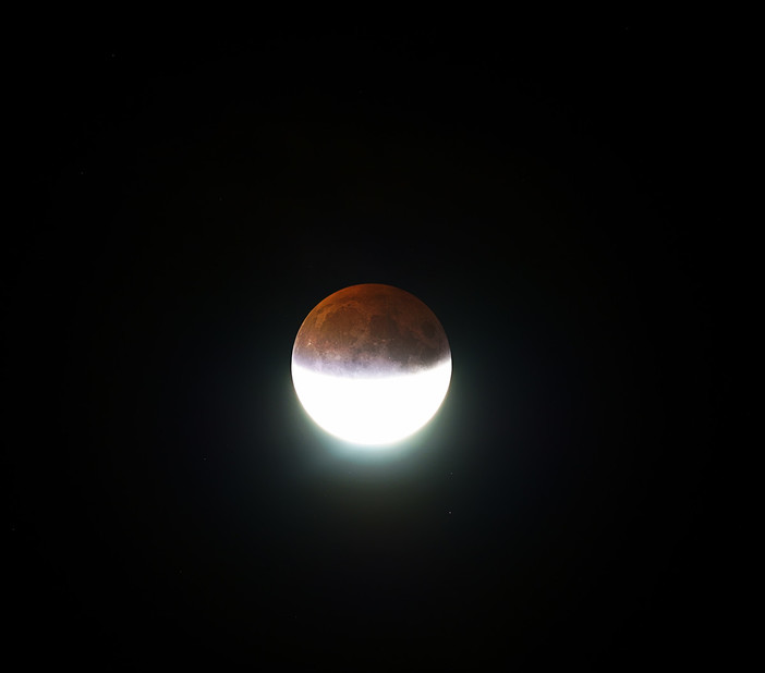 Eclisse di Luna: il satellite terrestre visto da Genova