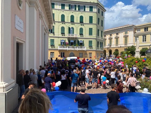 Pegli, in migliaia al funerale della piccola Nora: “Questa non è una sconfitta”