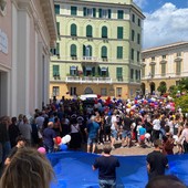 Pegli, in migliaia al funerale della piccola Nora: “Questa non è una sconfitta”