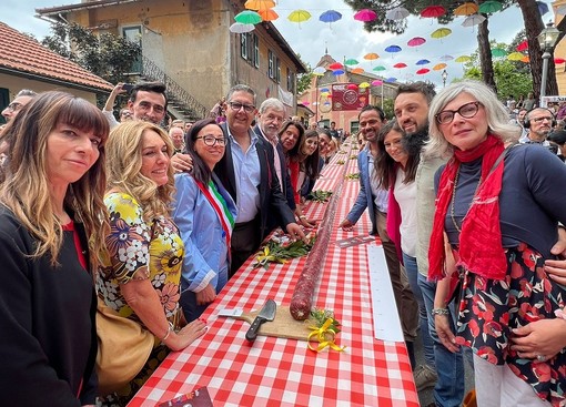 Tagliato il salame da 40 metri di Sant'Olcese, è il più lungo del mondo