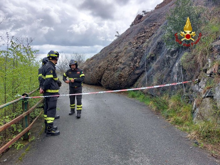 Frana di Gneo, protezione civile sul posto, sei persone isolate, si valuta somma urgenza