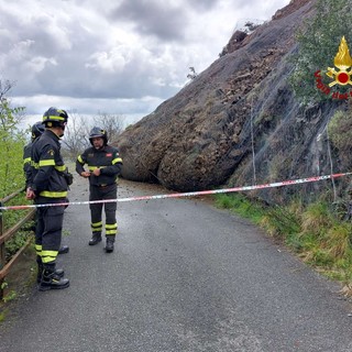 Frana di Gneo, protezione civile sul posto, sei persone isolate, si valuta somma urgenza