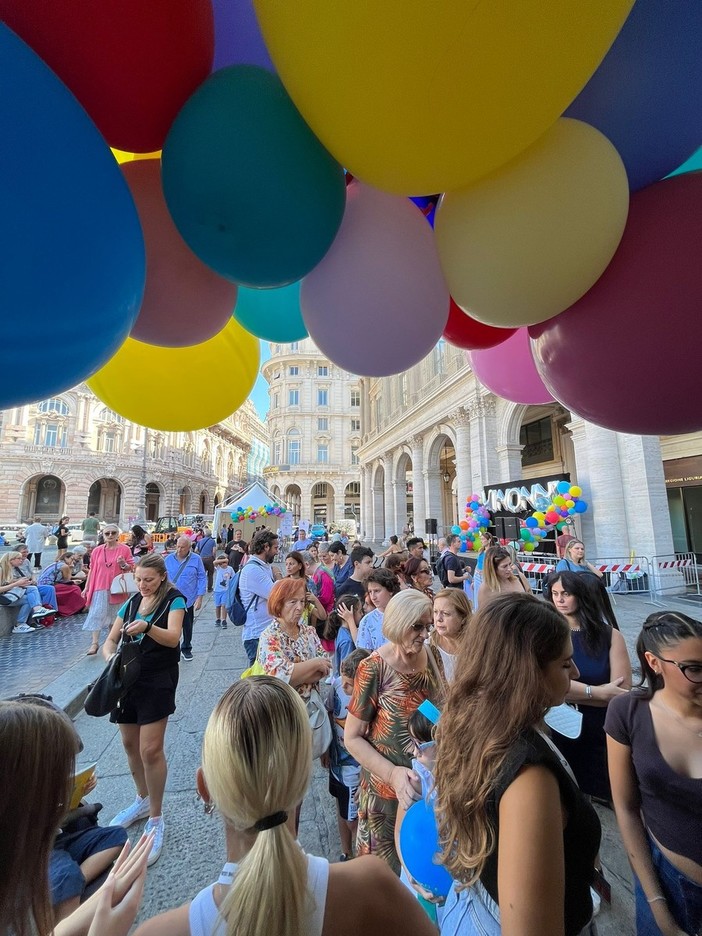 Festa dei nonni in piazza De Ferrari, centinaia i bambini presenti