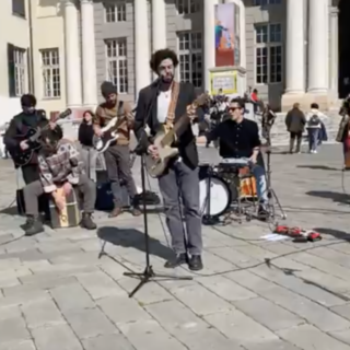 Artisti di strada, il flash mob in piazza Matteotti: “L’arte di strada è bellezza, non un problema di ordine pubblico” (foto e video)