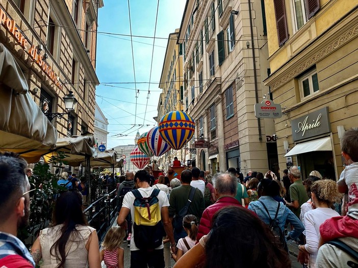 Mongolfiere e luci blu in via Garibaldi: le iniziative per il Salone Nautico e i Rolli Days