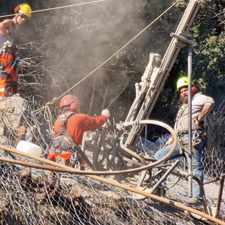 Frana di via Posalunga, continua l'odissea dei residenti, rientrati alcuni abitanti, ma è ancora vietato aprire le finestre