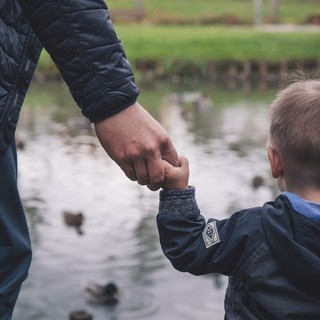 Festa del Papà, Poste Italiane sostiene le politiche per la parità di genere