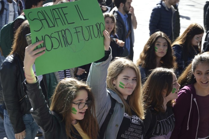 Fridays for Future Genova: di nuovo in piazza per  #toglieticituttomanonilfuturo