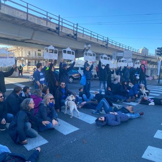 “No alla funivia”, il flash mob davanti alla Stazione Marittima: “Non serve a nessuno”