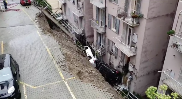 Crolla un muraglione a Castelletto, le auto contro la facciata di un palazzo. Venti sfollati