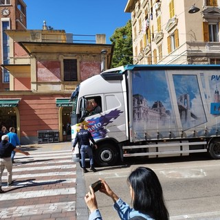 A poche ore dall'incidente mortale, i tir passano in via Cornigliano nonostante il divieto (video)